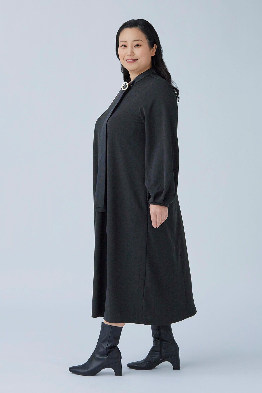 Live in  comfort|リブ イン コンフォート　ブローチ付きで華やぐ ぐい伸びカットジョーゼットのボウタイブラックワンピース