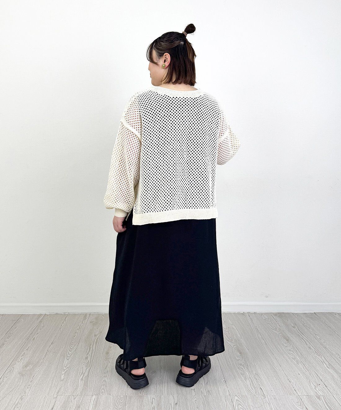 Live in  comfort|きれいだね ストレッチ ジャケット ベージュと石上美津江 大人 こなれ サロペット ブラック デニム 黒のコーディネート