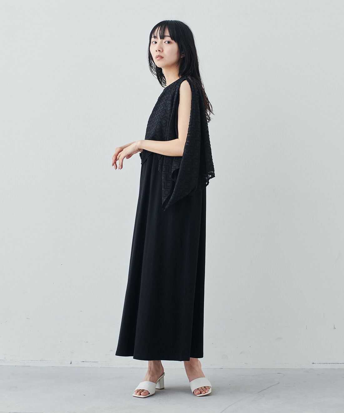 Live in  comfort|リブ イン コンフォート シンプルライフ研究家 マキさんとつくった 気兼ねなくノースリーブを楽しめる ケープドッキングワンピース〈ブラック〉