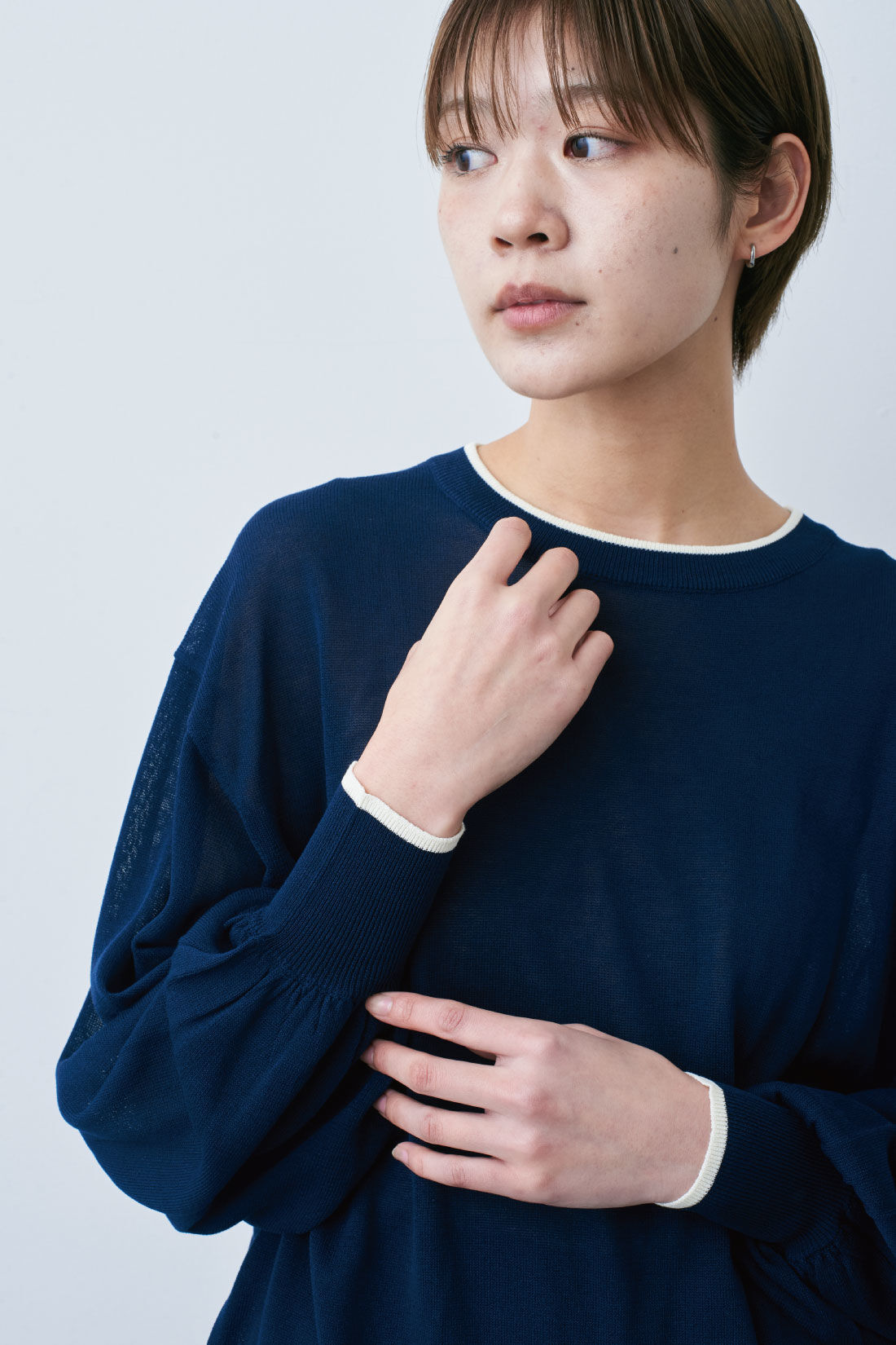 Live in comfort［リブインコンフォート］|リブ イン コンフォート トレンドライクでおしゃれ見えする 大人のシアーニットトップス〈リーフグリーン〉|パイピングの配色がアクセントに。これは参考画像です。お届けするカラーとは異なります。