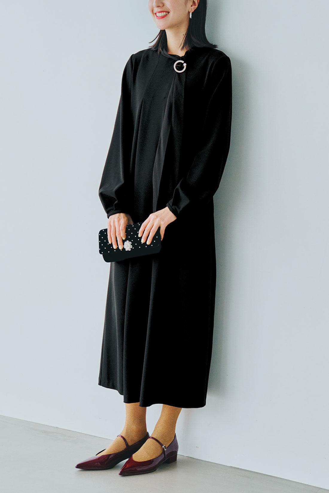 Live in  comfort|リブ イン コンフォート　ブローチ付きで華やぐ ぐい伸びカットジョーゼットのボウタイブラックワンピース