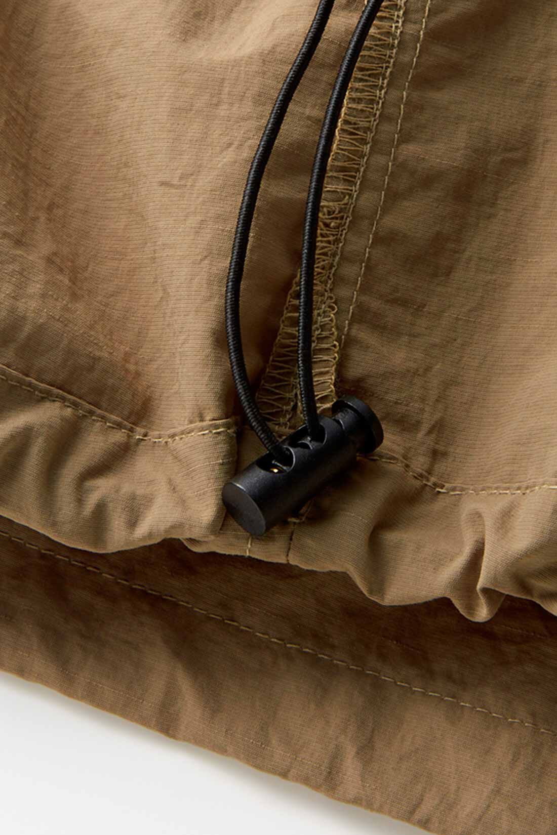 Live in comfort［リブインコンフォート］|リブ イン コンフォート 撥水（はっすい）機能がうれしい ワークテイストのパラシュートスカート〈ブラック〉|すそのドロストをしぼってシルエットチェンジも楽しめます。お届けするカラーとは異なります。