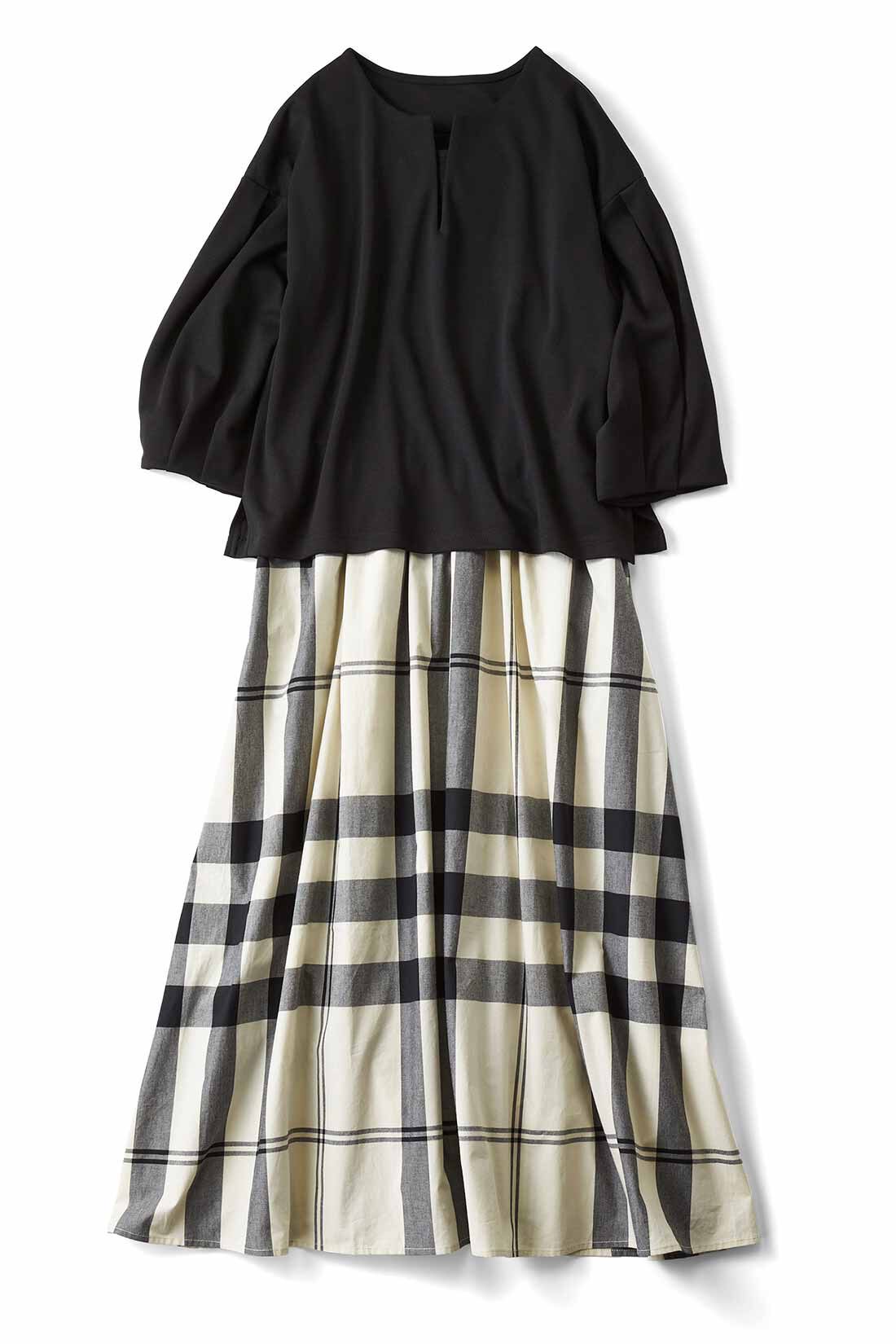 Live in  comfort|リブ イン コンフォート 5秒でコーデが完成！ きれいめトップス＆ワンピースセット〈ブラック×モノトーンチェック〉|七分袖で長く着られるトップスはどんなボトムスとも相性◎。チェックのワンピースはタンクトップとのドッキング仕立て。