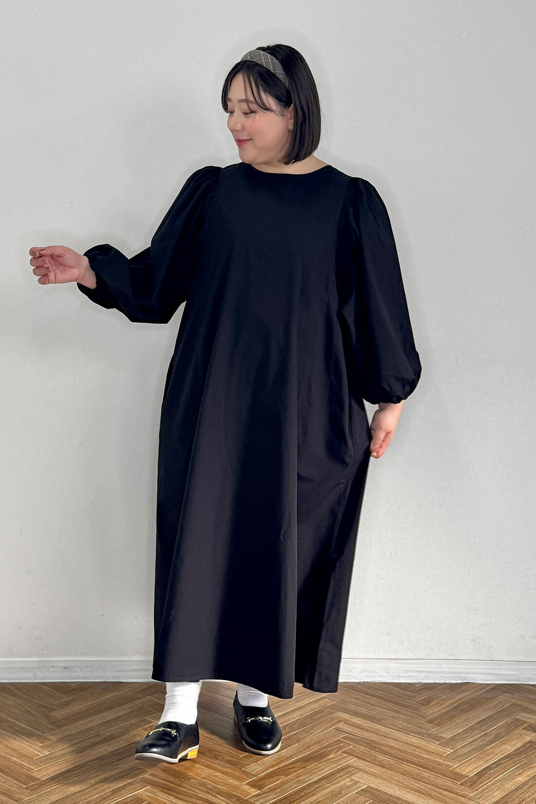 Live in  comfort|はまじとコラボ 華やか 華奢見え ボリューム パフ スリーブ ワンピース ブラック 黒のコーディネート