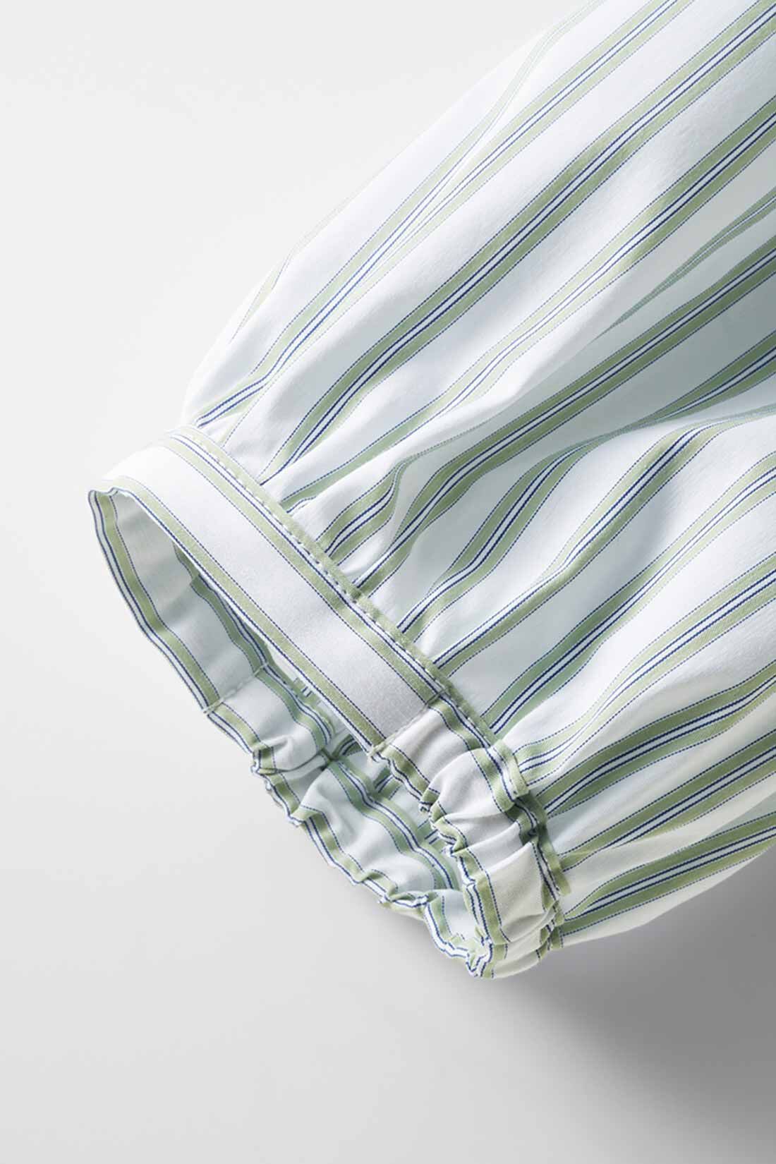 Live in  comfort|リブ イン コンフォート 後ろティアードで体形カバーも華やぎもかなえる パールボタンのストライプチュニックの会|華奢なデザインの袖口は一部ギャザーゴムでプッシュアップOKの七分袖。