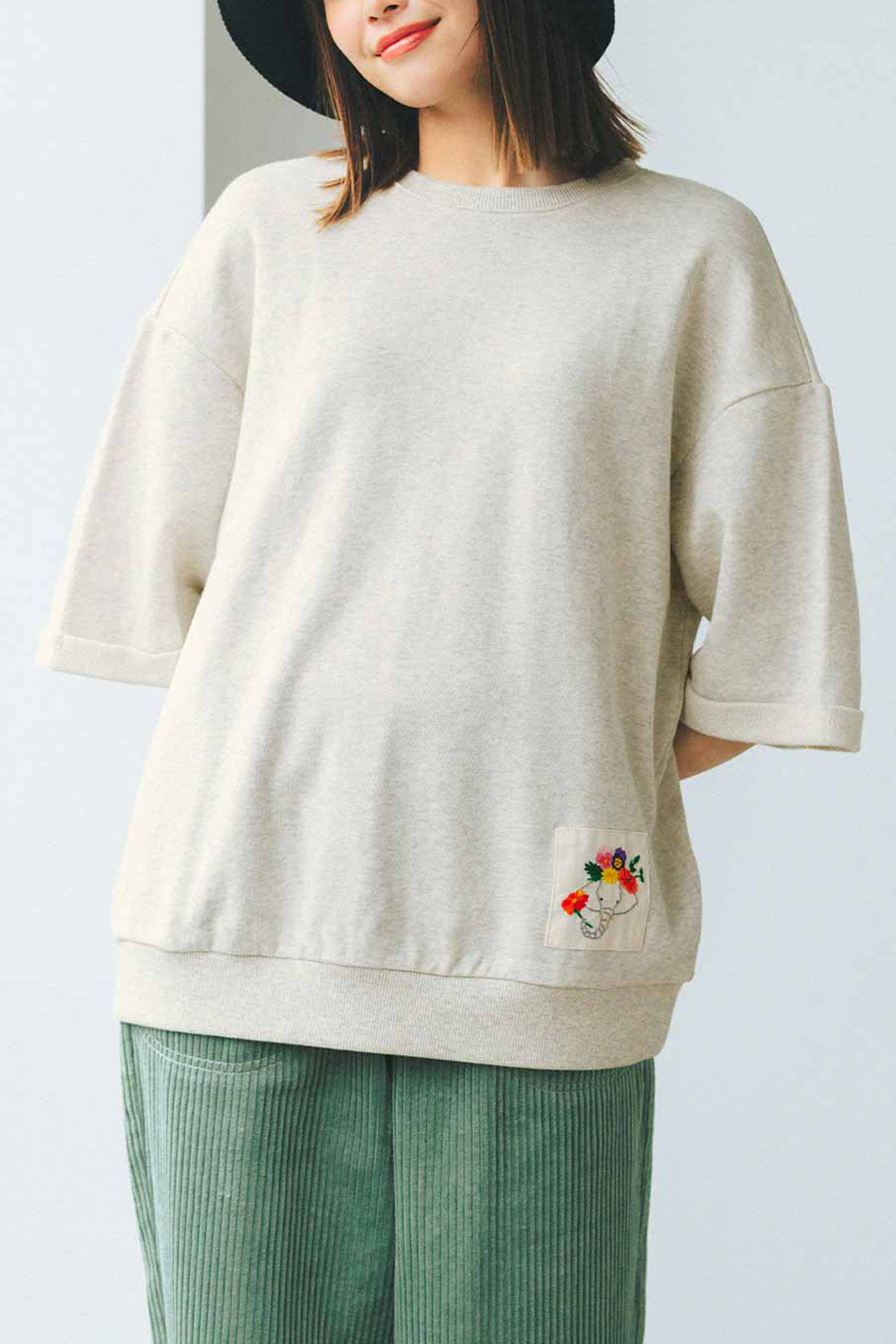 Live in  comfort|リブ イン コンフォート Live love cotton（R）プロジェクト インドと日本をつなぐ 花冠をつけた象さん刺しゅうのハーフスリーブトレーナー