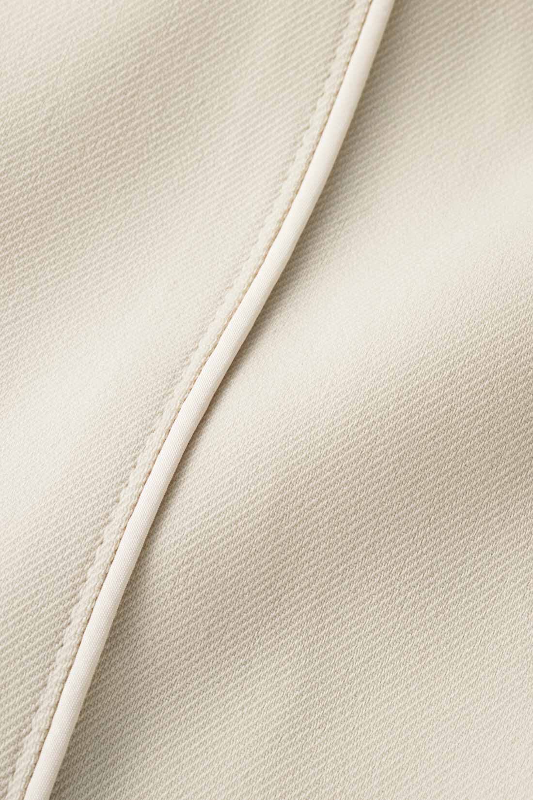 Live in  comfort|リブ イン コンフォート はまじとコラボ ラフな着心地のとろみジャケット〈ライトベージュ〉|ストレッチ素材のやわらかな布はく。肩から袖先にかけてすっきり見えるパイピングのライン入り。