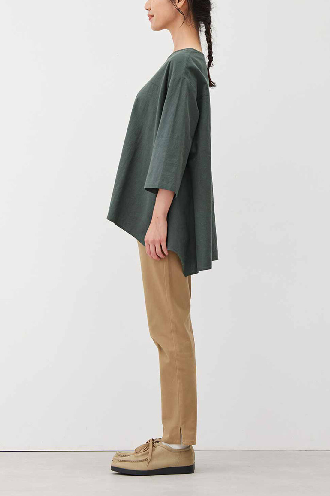 Live in  comfort|リブ イン コンフォート はまじとコラボ 揺れるヘムラインを楽しむ麻混トップス〈サンドベージュ〉