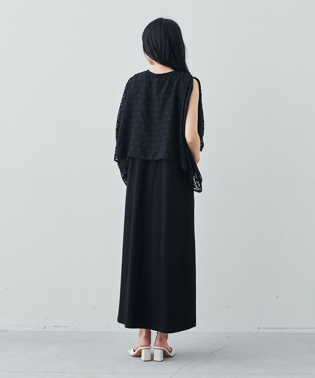 Live in  comfort|リブ イン コンフォート シンプルライフ研究家 マキさんとつくった 気兼ねなくノースリーブを楽しめる ケープドッキングワンピース〈ブラック〉