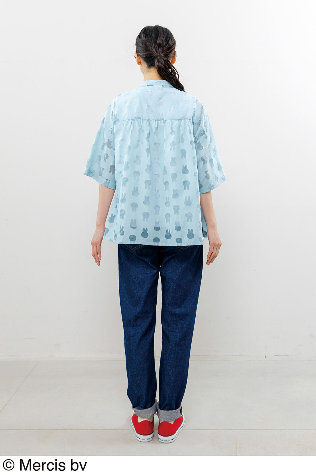 Live in  comfort|【6月分以降お届け】リブ イン コンフォート　ミッフィーのお顔シルエットの オパール加工ブラウス〈ソーダブルー〉