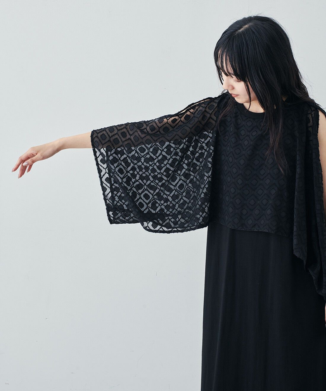 Live in  comfort|リブ イン コンフォート シンプルライフ研究家 マキさんとつくった 気兼ねなくノースリーブを楽しめる ケープドッキングワンピース〈ブラック〉