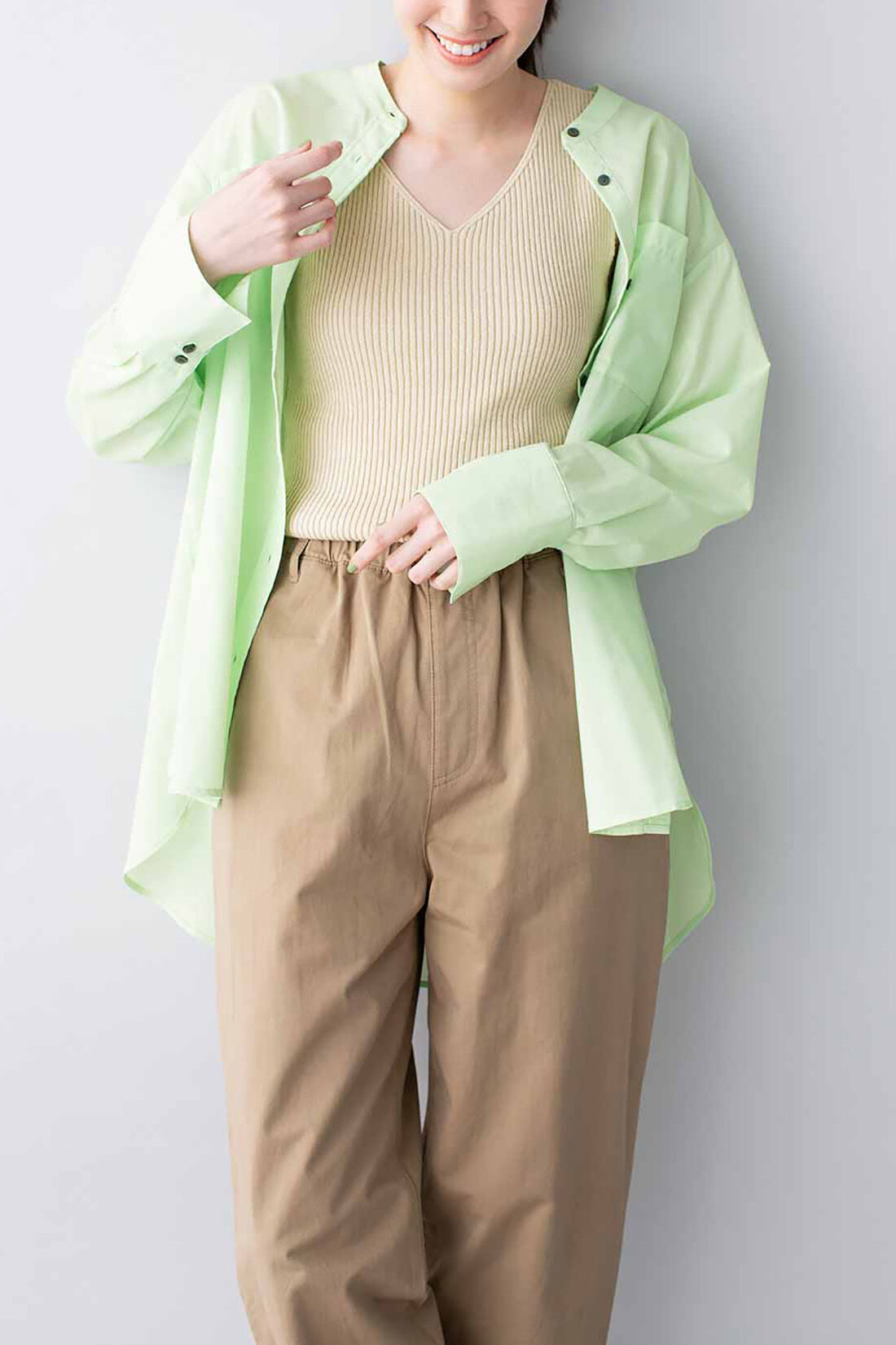 Live in  comfort|リブ イン コンフォート さらり涼感が心地いい 2-WAY和紙混ニットタンクトップ〈ベージュ〉|Vネックとスクエアネックの2-WAY仕様。どちらを前にしてもいい感じ。