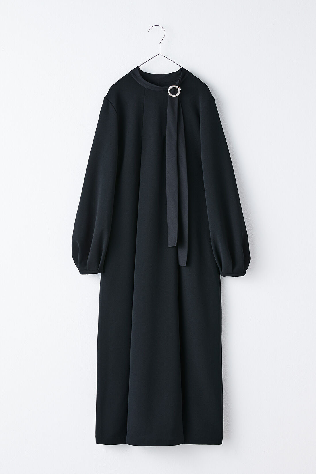 Live in  comfort|リブ イン コンフォート　ブローチ付きで華やぐ ぐい伸びカットジョーゼットのボウタイブラックワンピース