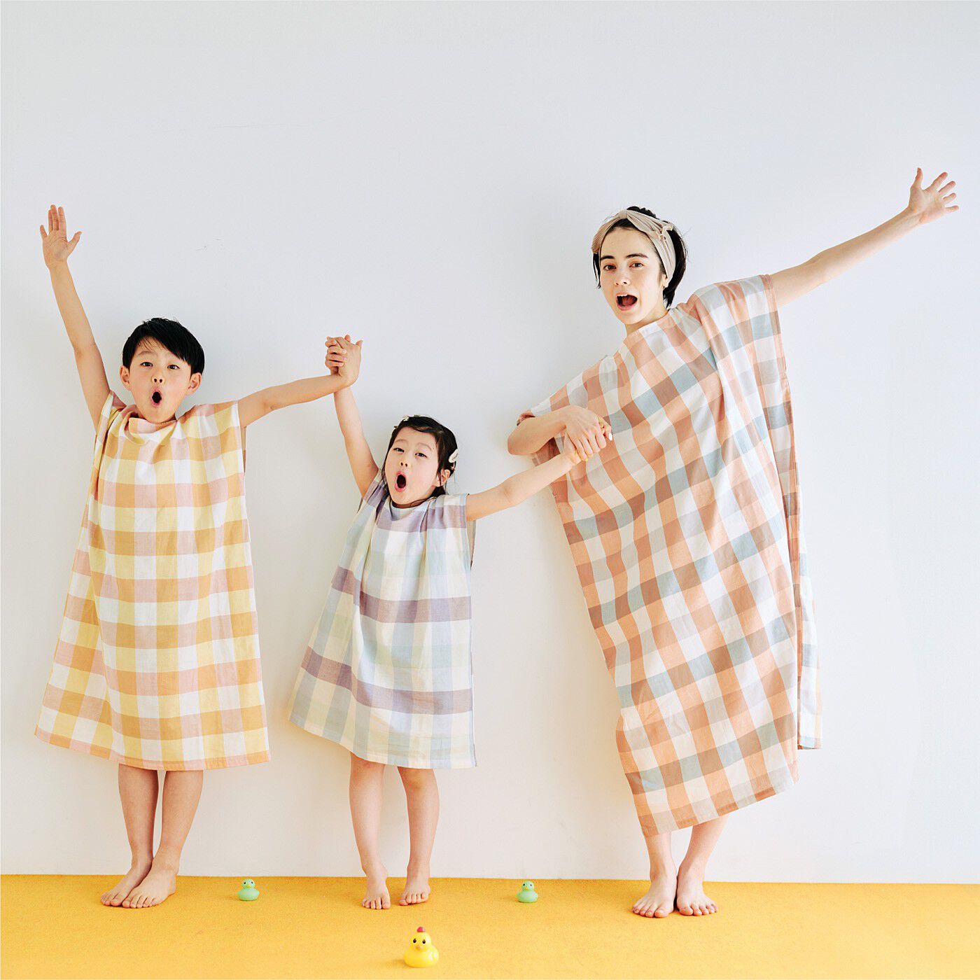flufeel|お風呂上がりから寝るまでさわやか　ダブルガーゼが心地いい　着るバスタオル〈くすみチェック／１３０～１５０cm対応〉の会|大人サイズもあるので、家族みんなでおそろい♪