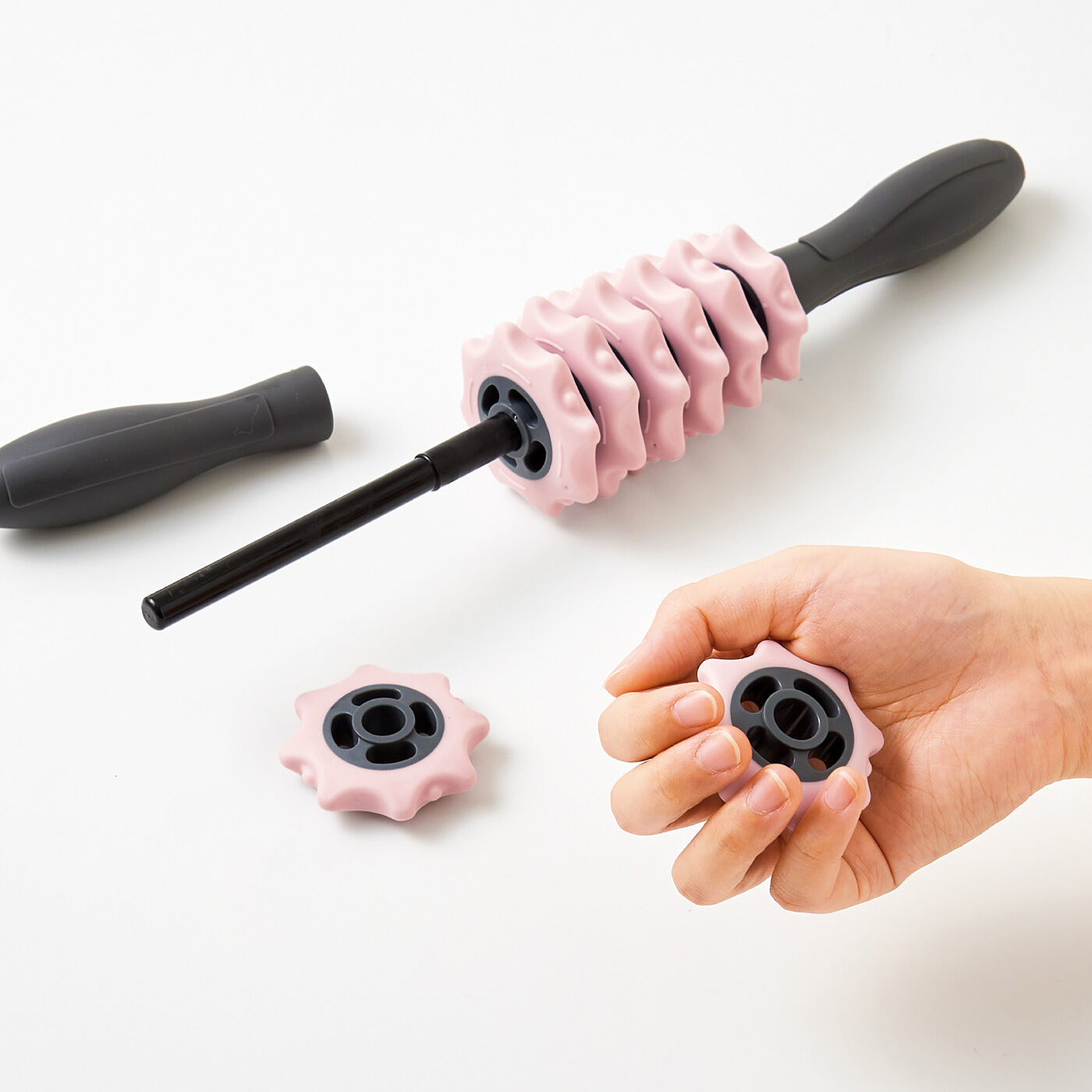 flufeel［フラフィール］|ゴリゴリ刺激で全身ほぐし　カスタマイズできる３-WAYローラースティック〈パウダーピンク〉|3．手でにぎったり、気になる部位に当ててほぐしたりピンポイントに刺激。