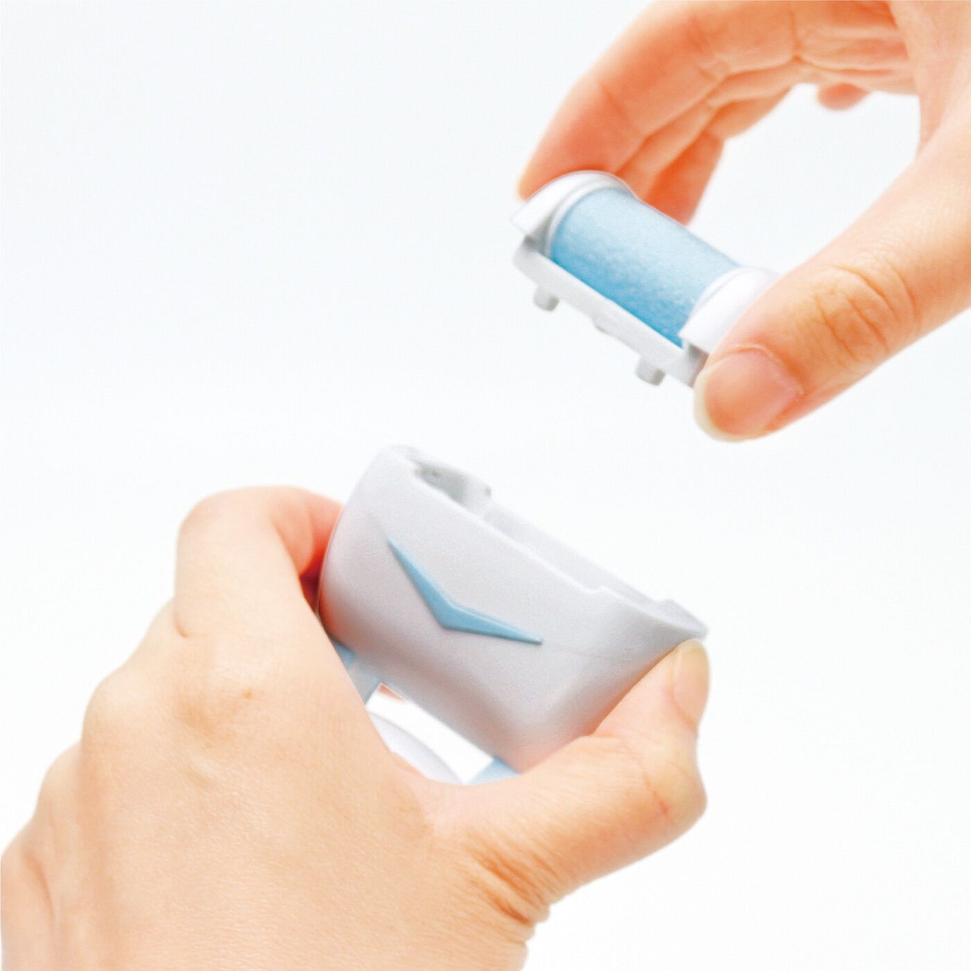 flufeel|当てるだけ簡単かかとすっきりケア　電動角質リムーバー|付け替えヘッド付きで汚れても交換できます。