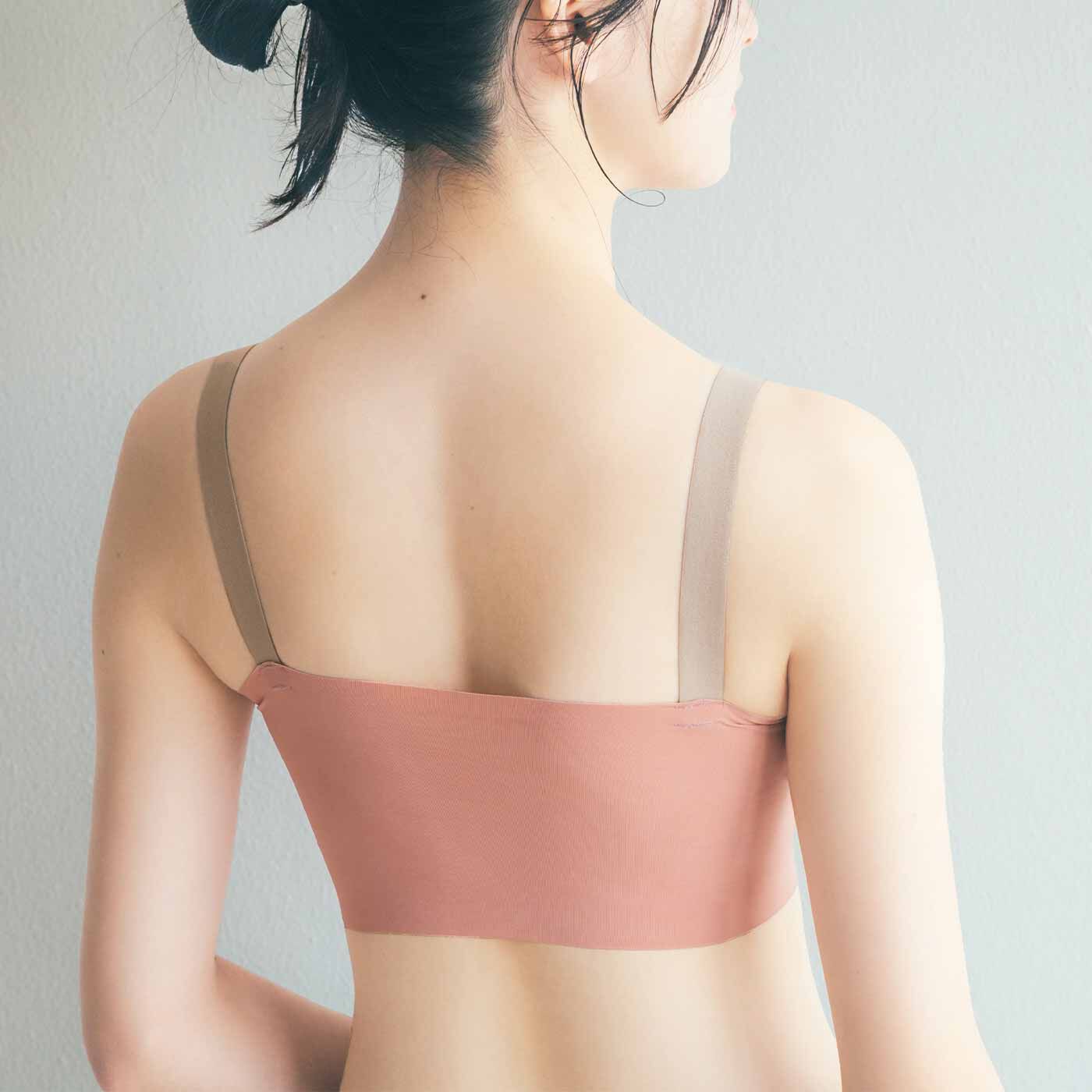 flufeel|肌に溶け込む着け心地 肩までらくな 基礎化粧カシュクールブラの会|肌になじむナチュラルカラー。段差知らずで後ろ姿すっきり見え。