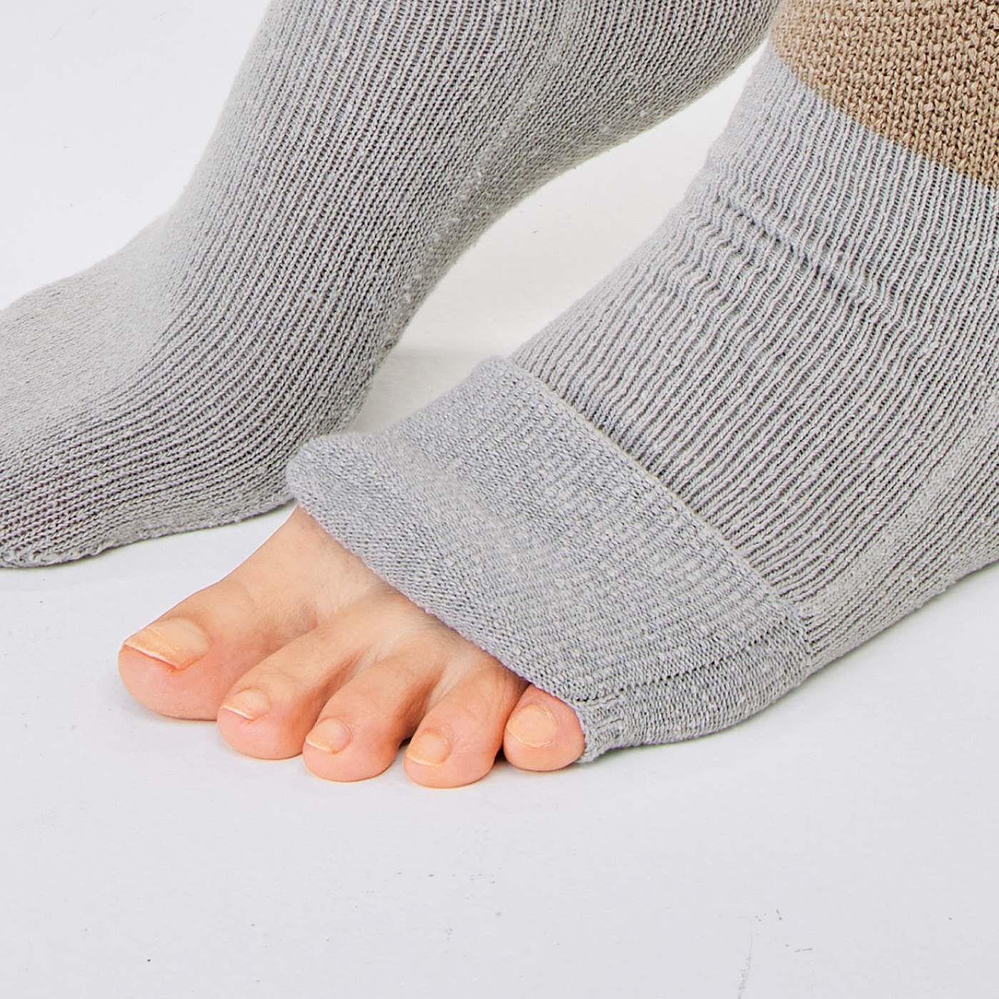 flufeel|足もとシルク85％以上　こだわり設計で24時間快適　重ね着見えロングソックスの会|足先がめくれるようになっているので、就寝中にはいてもむれにくく快適。