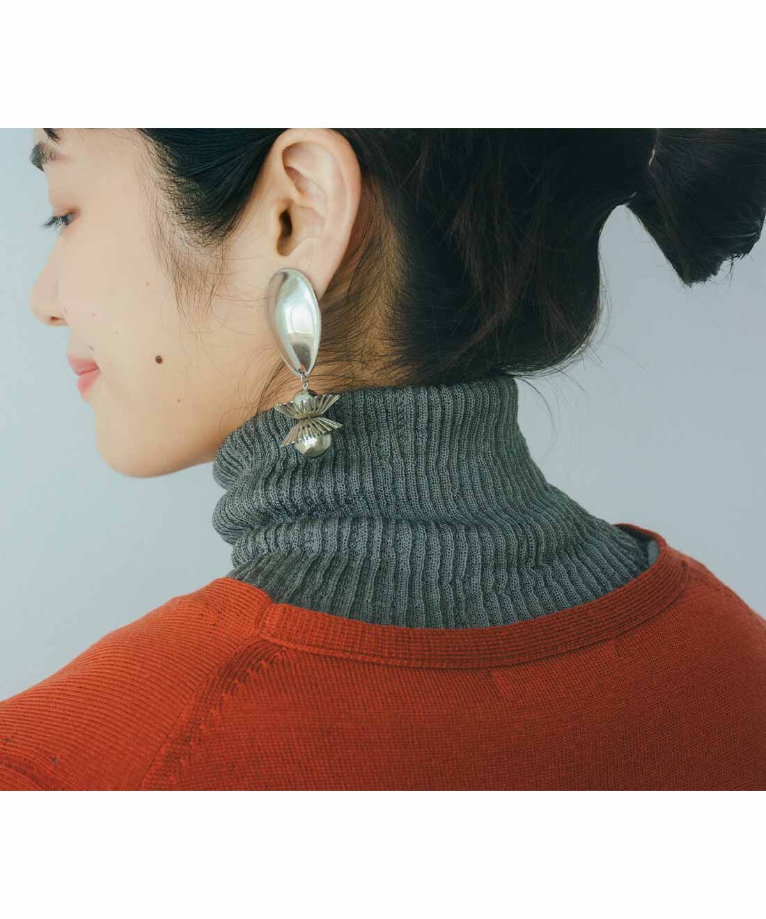 flufeel|シルク95％でふんわり首まわりを包む　しっとりあたたかネックカバー〈グレー〉の会|後ろもしっかりカバー。