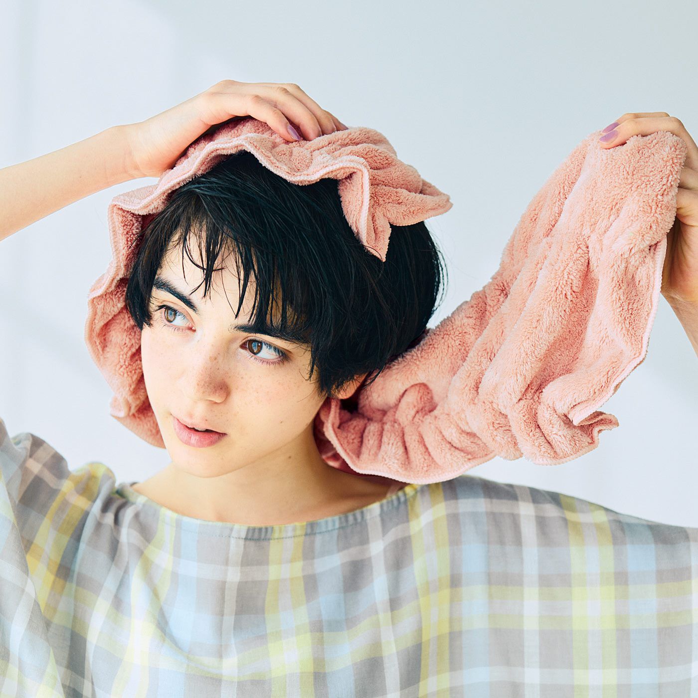 flufeel|しっかり吸水！ 巻くだけピタッ！　ロングヘアドライタオル〈ピンク〉の会|1．タオルを肩にかけて片側から折り込みます。2．もう片方を伸ばしながら、頭を包み込むように重ねます。
