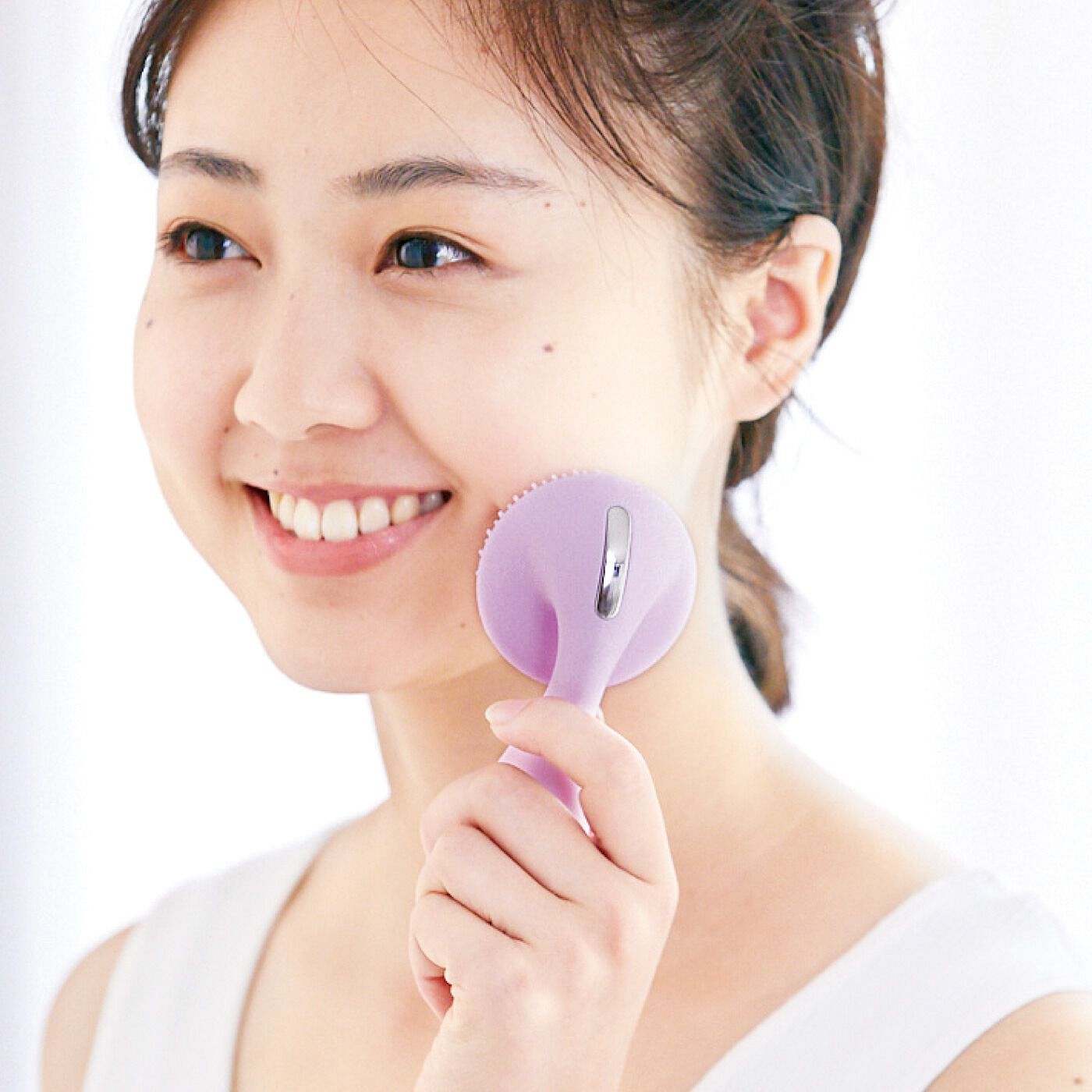 flufeel|新感覚の磁気と音波振動　濃密泡ですっきり洗う うねって揺れ動く洗顔ブラシ〈パープル〉|顔の内側から外側へ動かします。