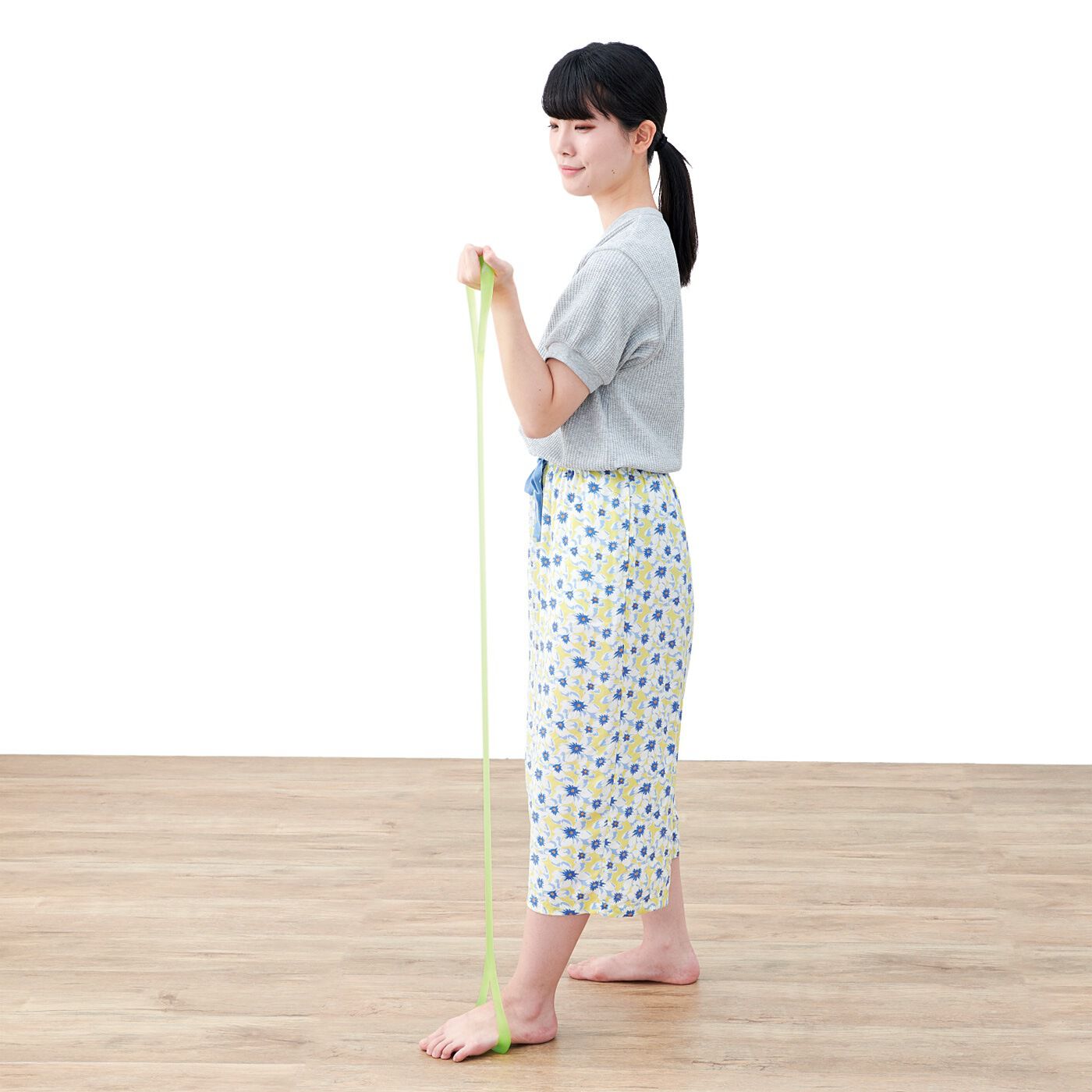 flufeel［フラフィール］|仕事や家事の合間にリフレッシュ！　ぐーんと伸ばして筋トレも タニタのエキスパンダー|［アームカール］引き締まった腕を目指す。