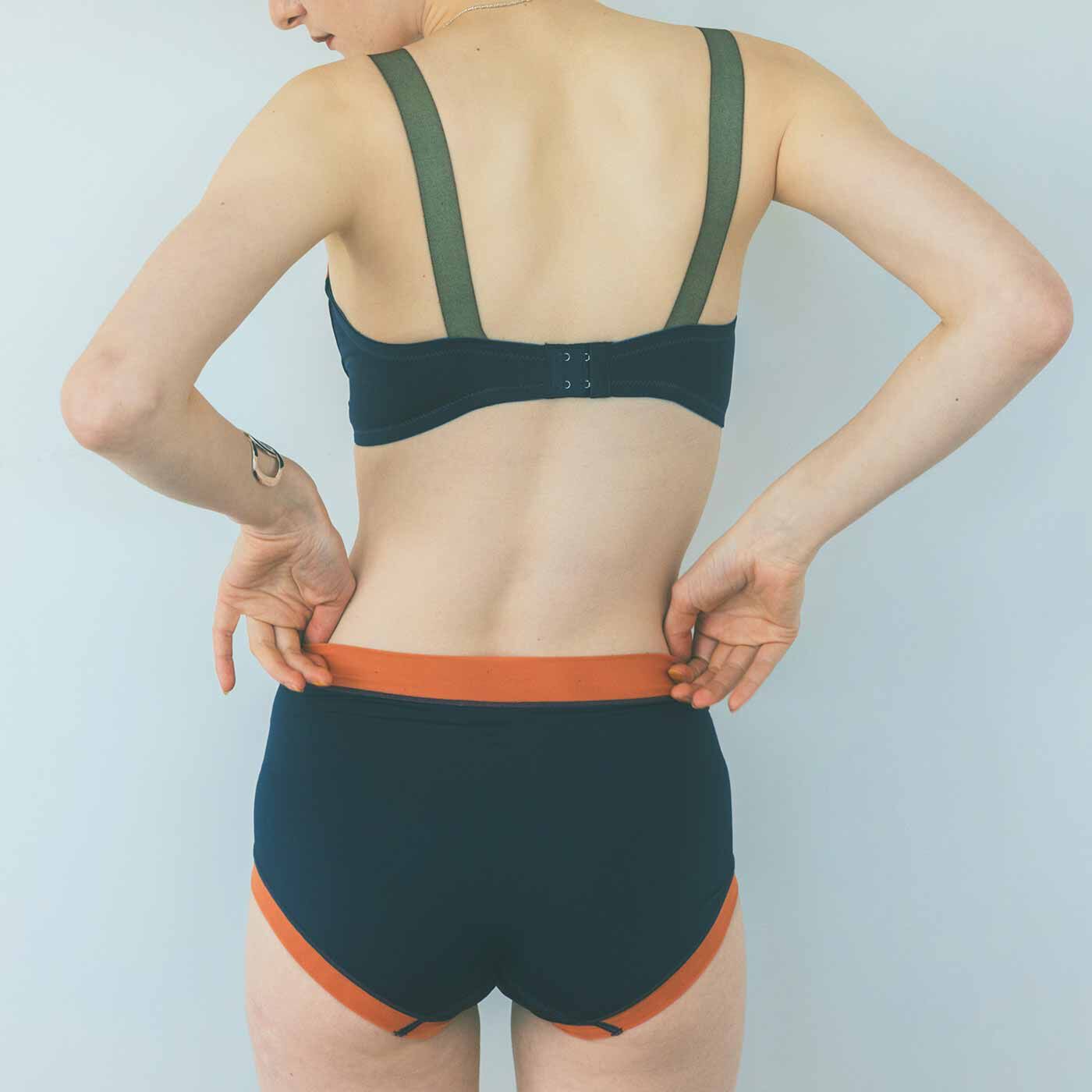 flufeel|エッジの効いた大人配色 幅広ストラップで軽やかに安定 盛らずに整うブラ＆ショーツの会|Back