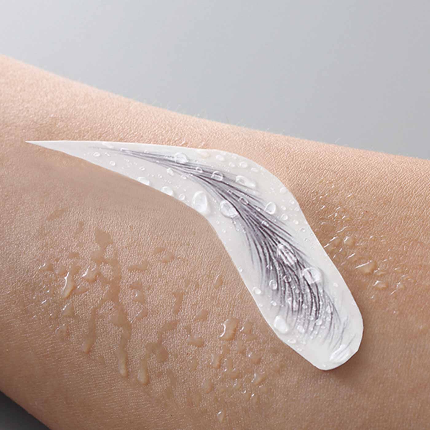 flufeel|貼る眉毛！ 自然な毛流れ眉タトゥーシートまゆみさんの会|貼り付けたい部分に絵柄面を軽く押し付け、水を含ませたスポンジやタオルなどで台紙ごと十分に湿らせ、そのまま10秒から30秒ほど待ちます。 ※イメージ