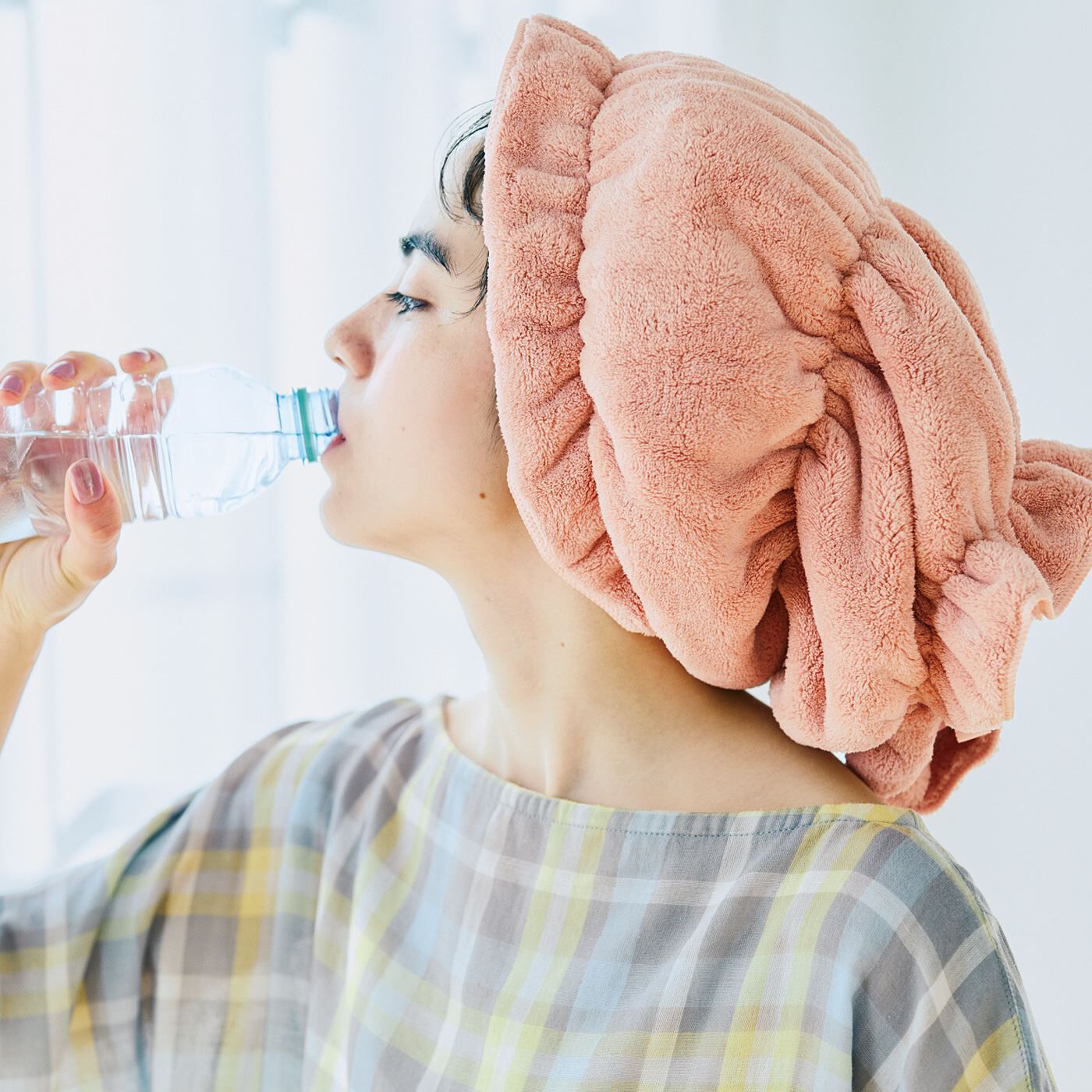 flufeel|しっかり吸水！ 巻くだけピタッ！　ロングヘアドライタオル〈ピンク〉の会|ゴムと生地摩擦で、上を向いてもほどけにくい。
