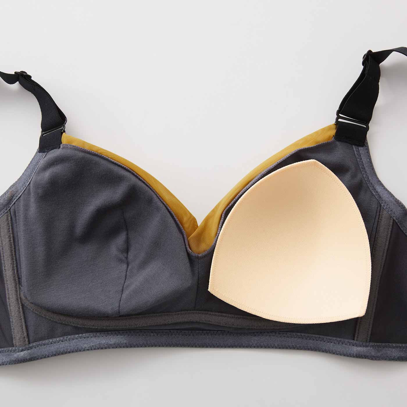 flufeel|エッジの効いた大人配色 幅広ストラップで軽やかに安定 盛らずに整うブラ＆ショーツの会|盛らずに自然体な胸を演出する取り外し可能な薄手のカップ。肌に当たる生地はうれしい綿混素材です。