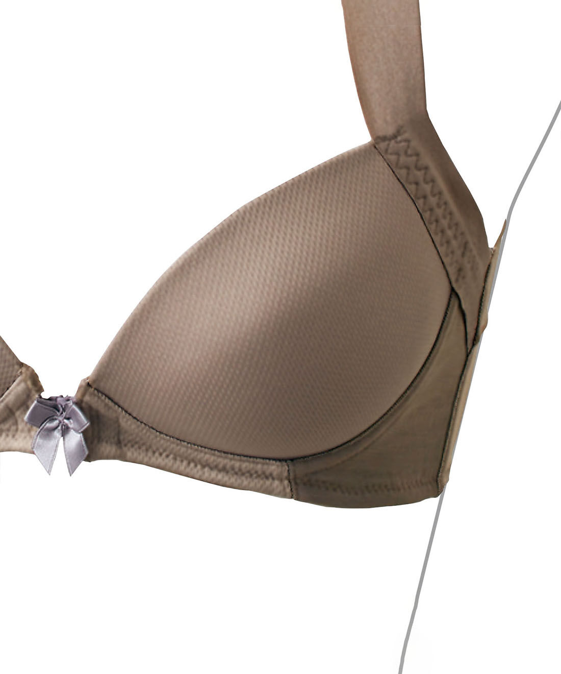 flufeel|肩甲骨をらくらく意識で背筋ピン！ ノンワイヤーヨガ気分ブラ〈吸汗速乾／フロントオープン〉の会|カップ上辺を薄く仕上げ、さらにカップ表の縫い目をなくしました。薄手アウターもラインがひびきにくく、すっきり！