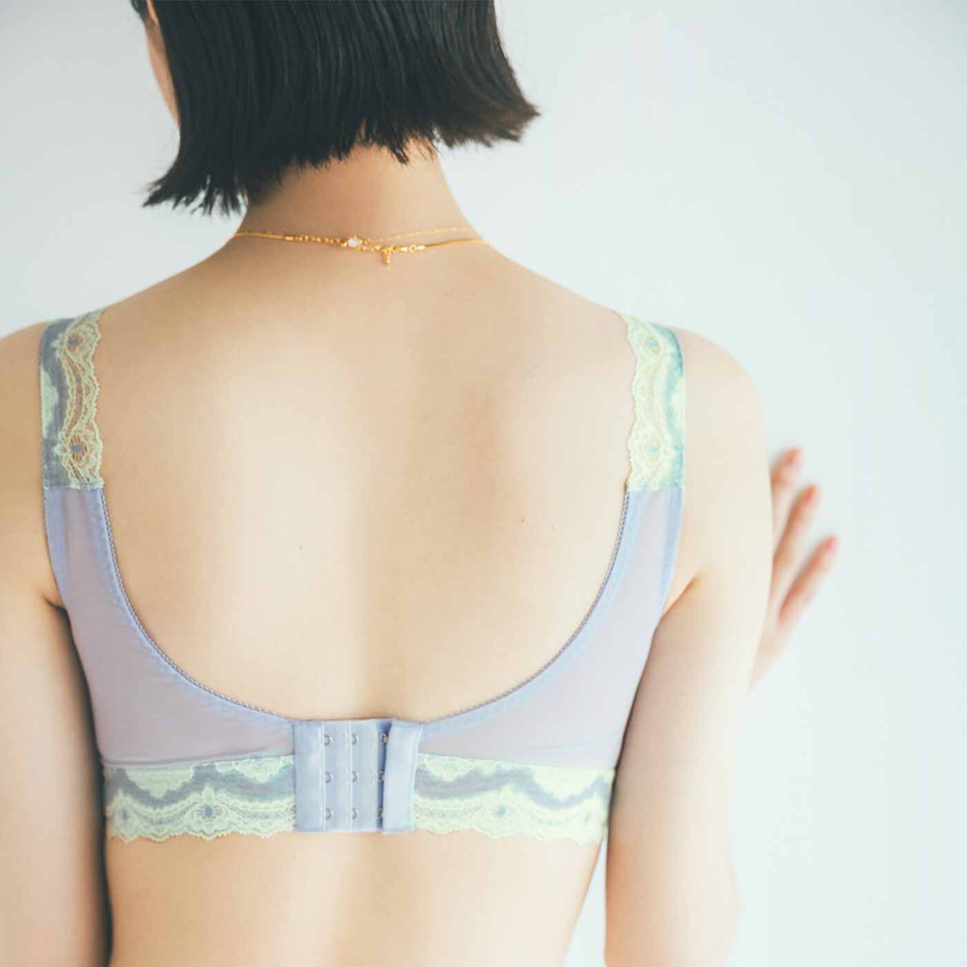 flufeel|ボリュームおさえてフラットブラ〈3L～6L/スーパー〉の会|幅広ホックを採用。ノンワイヤーでも安定感のある着け心地。