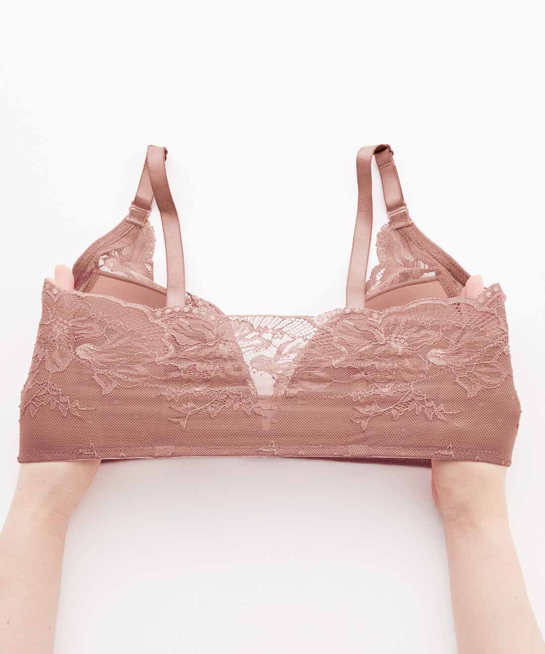 flufeel|サイズ選びからの解放 バックレースが伸びやか 気品溢れるフロントオープンブラ〈4L～5L〉の会|ストレッチレースがぐーんと伸びてバストにフィット。