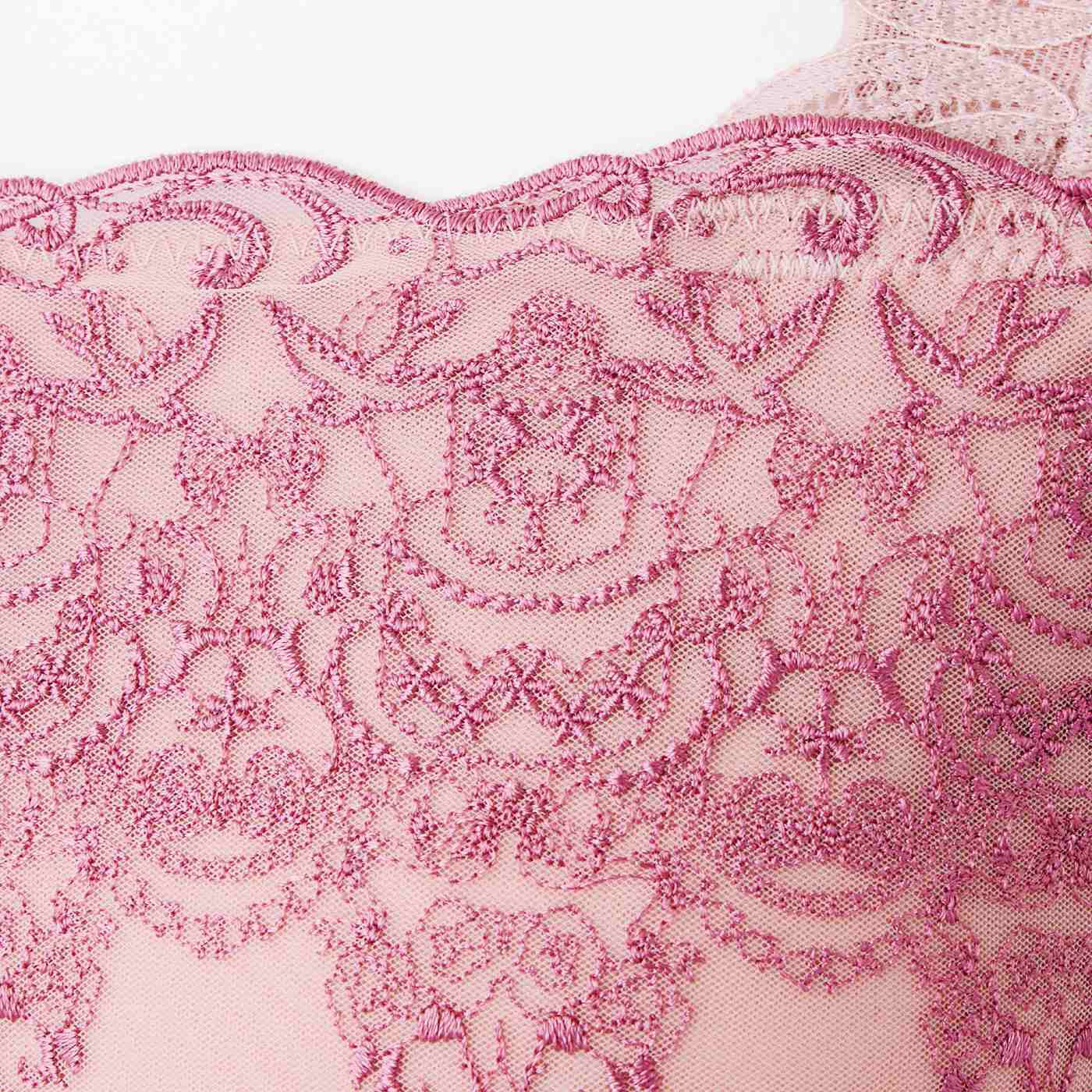 flufeel［フラフィール］|背筋を伸ばしてプリンセスの佇（たたず）まいへ　生まれた日をお祝いする月誕生日のブラインナー＆ショーツ〈S～L〉の会|胸もとはクリームで華やかにデコレーションされたバースデイケーキや、会場を飾り付けする鳥たちなどをデザイン。