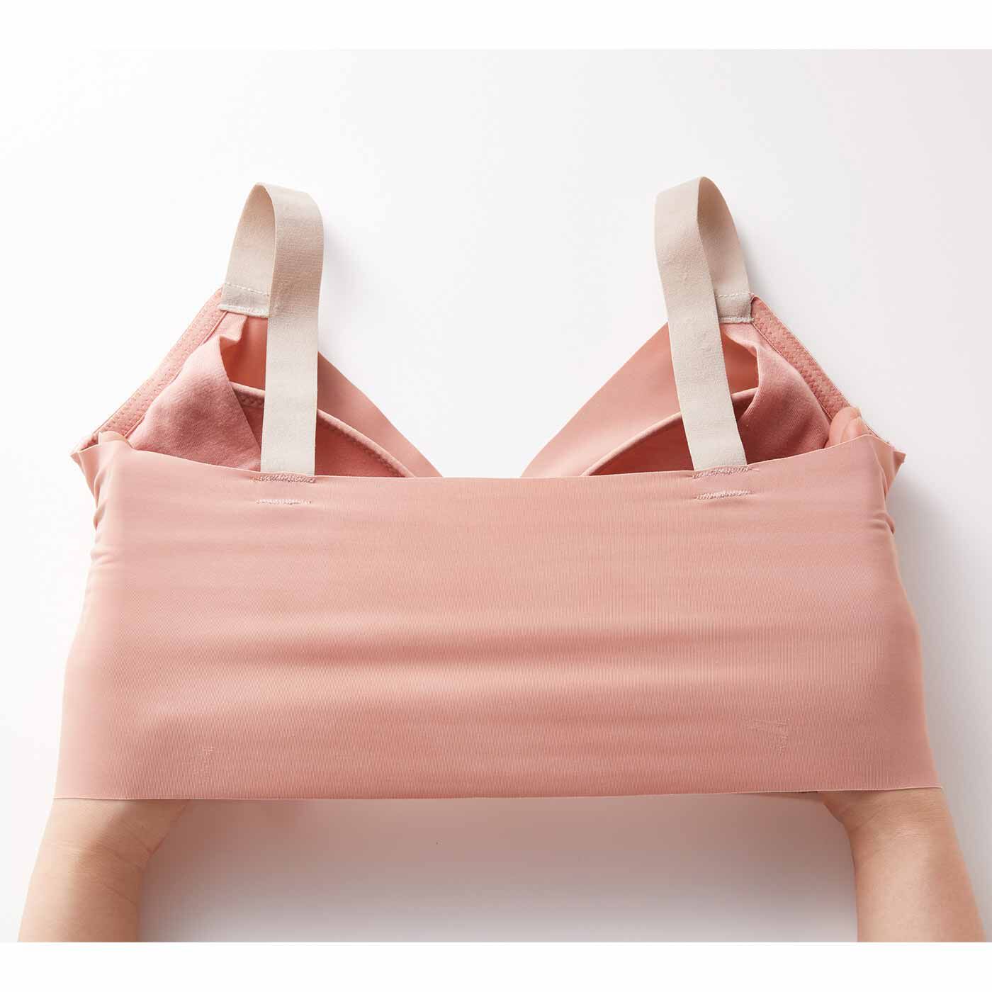 flufeel|肌に溶け込む着け心地 肩までらくな 基礎化粧カシュクールブラの会|薄手で軽やかな生地がぐーんと伸びてフィット。