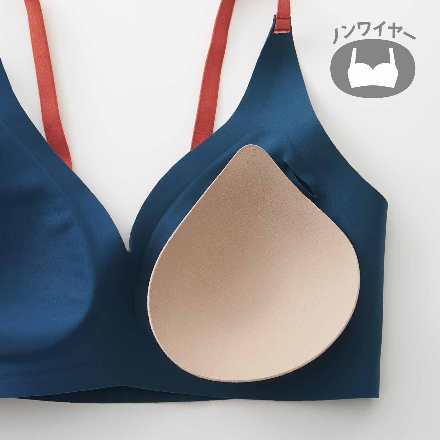 ぴたっと吸い付く感覚 気遣いにあふれた ハンサム顔の伸びやか洗練ブラの会|胸の丸みに自然にフィットする薄手のカップは、取り外しも可能。
