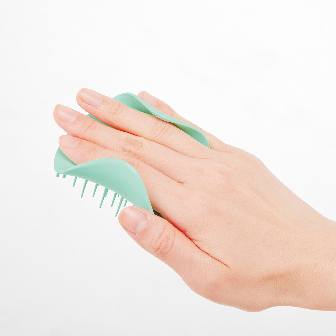 flufeel|手にフィットで地肌すっきり　マッサージしながら健康習慣　タングルティーザー　頭皮ケアブラシの会|手にフィットするサイズ感