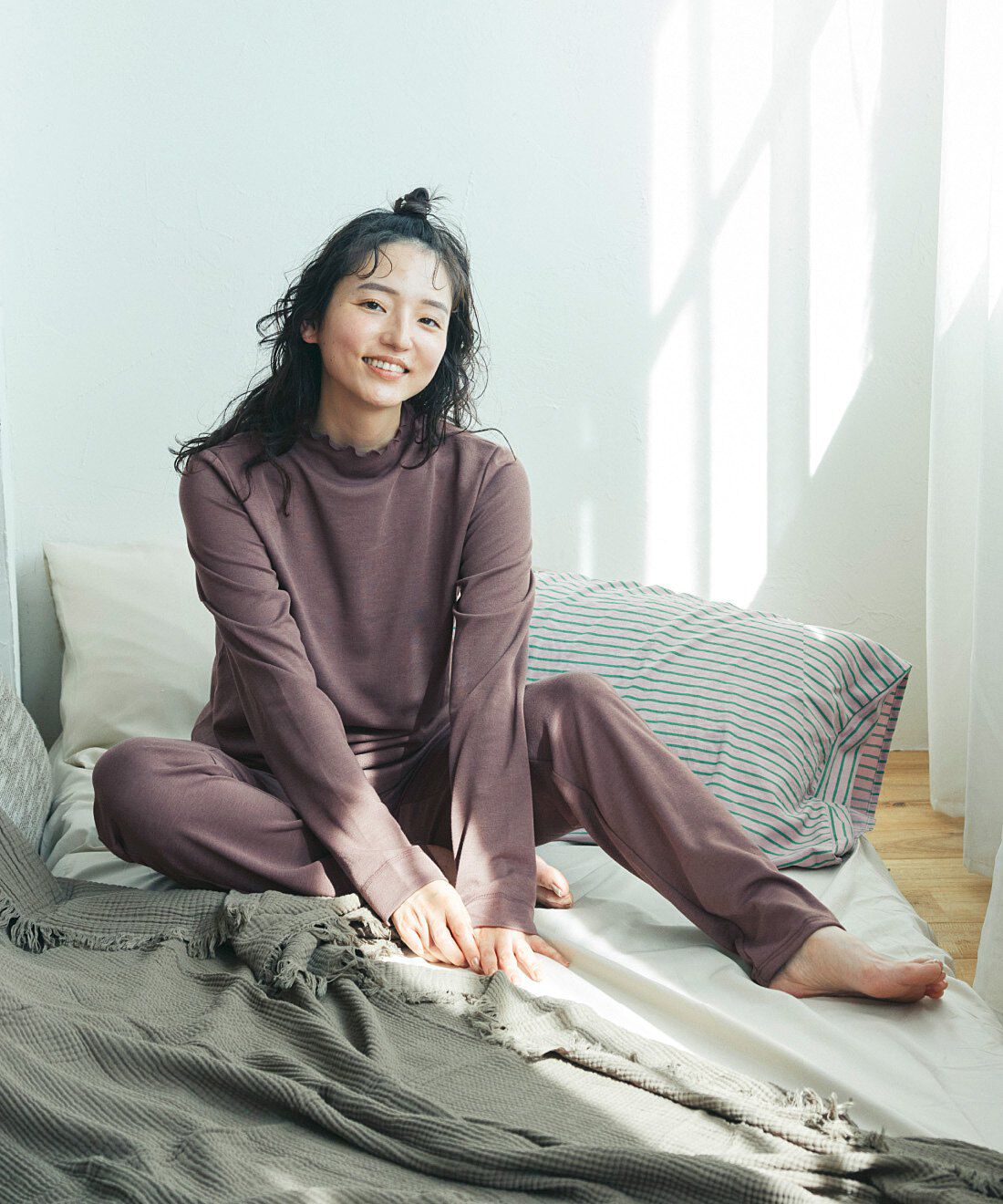 flufeel|ユルセルフ　着て疲労回復　家でも外でもリカバリー　首もとから手まですっぽり長め袖トップス〈リカバリーブラウン〉の会