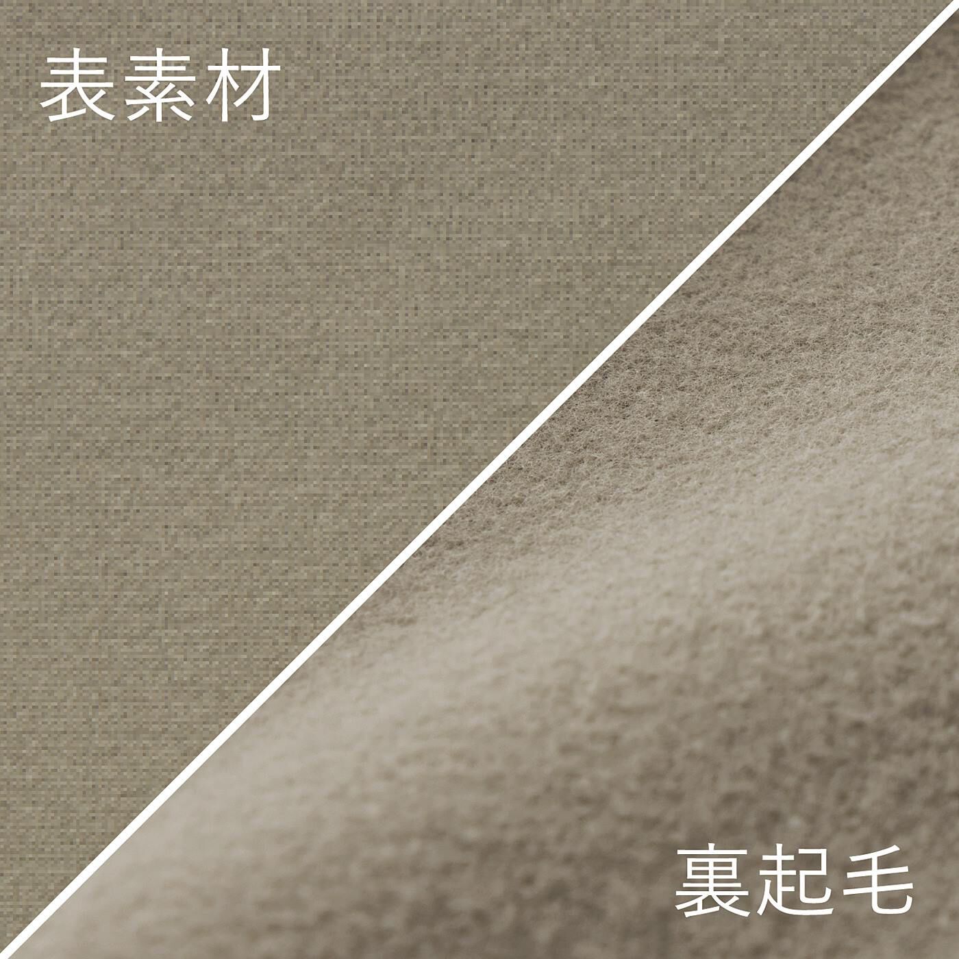 flufeel|寒くない着ぶくれない　裏起毛＆防風素材で伸びやかな着心地の前後2-WAYベストの会|Vネック面内側はふわふわ裏起毛。