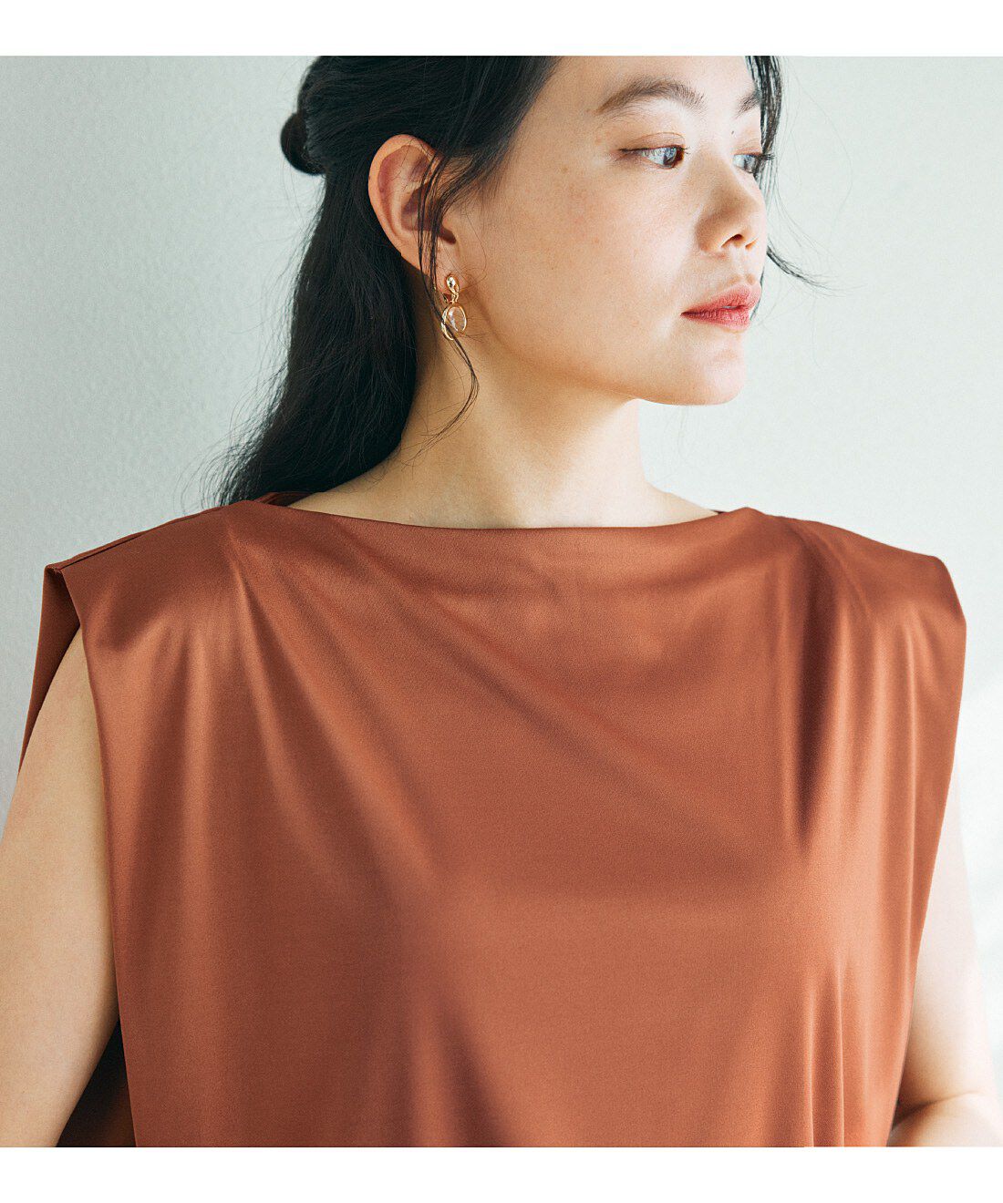 flufeel|【7月分以降お届け】二の腕肩肉すっきり華奢見え　凛（りん）とした装いで颯爽と　ボートネックタンクの会|上品な着こなしがかなうボートネック仕様。