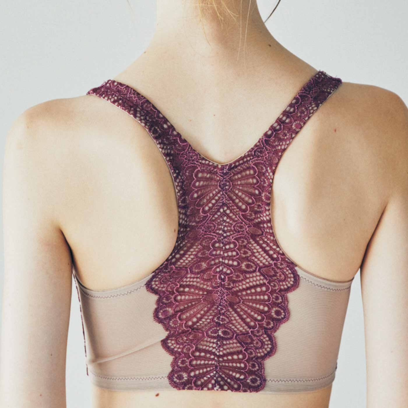 flufeel|肩をいたわりたい女性のための フロントジッパーで着脱らくらくブラの会|ブラのストラップが肩甲骨に当たる面積を減らすことで、肩甲骨を自由に動かせるように設計。