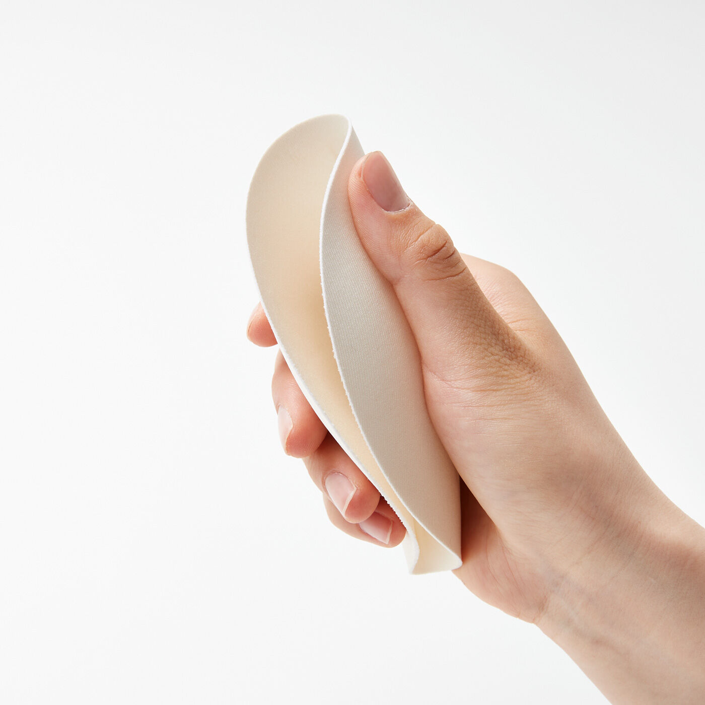flufeel|ユルセルフ 何もしたくない日の味方 レースでバストと気持ちもぐーんと包む しあわせ感じるブラの会|羽のように薄くてやわらかなカップ。