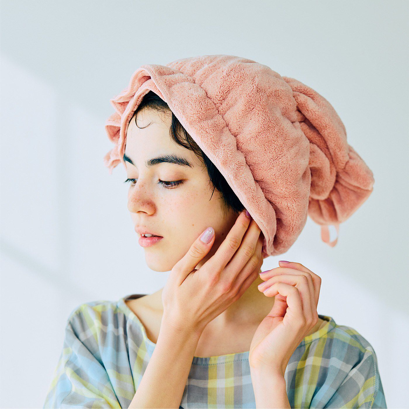 flufeel|しっかり吸水！ 巻くだけピタッ！　ロングヘアドライタオル〈ピンク〉の会|3．後ろを持ち上げて折り重ねます。