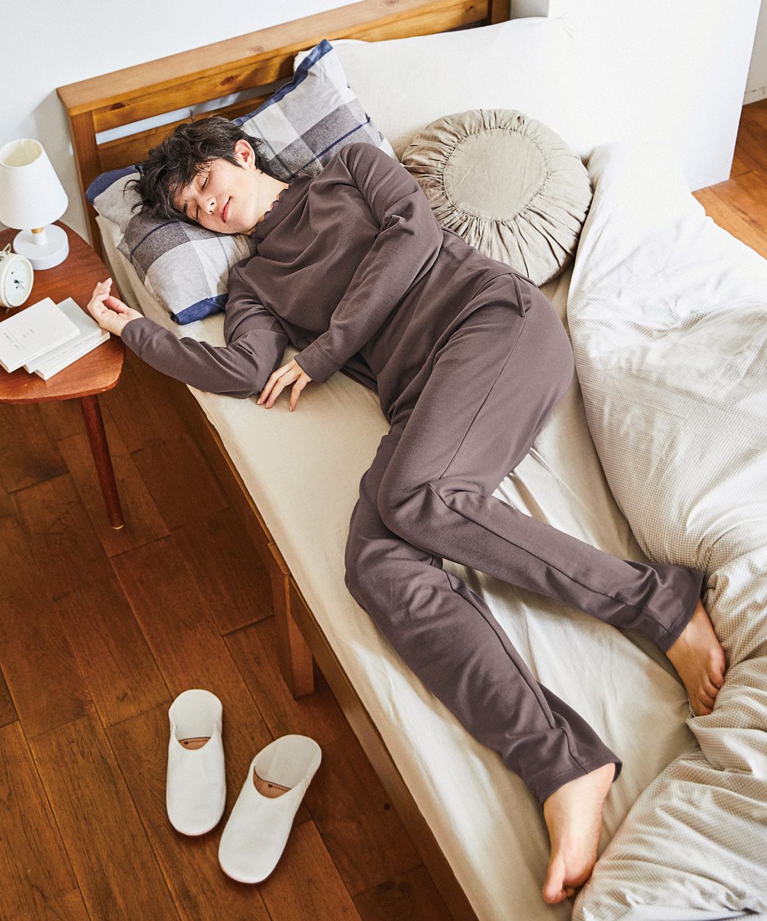 flufeel|ユルセルフ　着て疲労回復　家でも外でもリカバリー　首もとから手まですっぽり長め袖トップス〈リカバリーブラウン〉の会