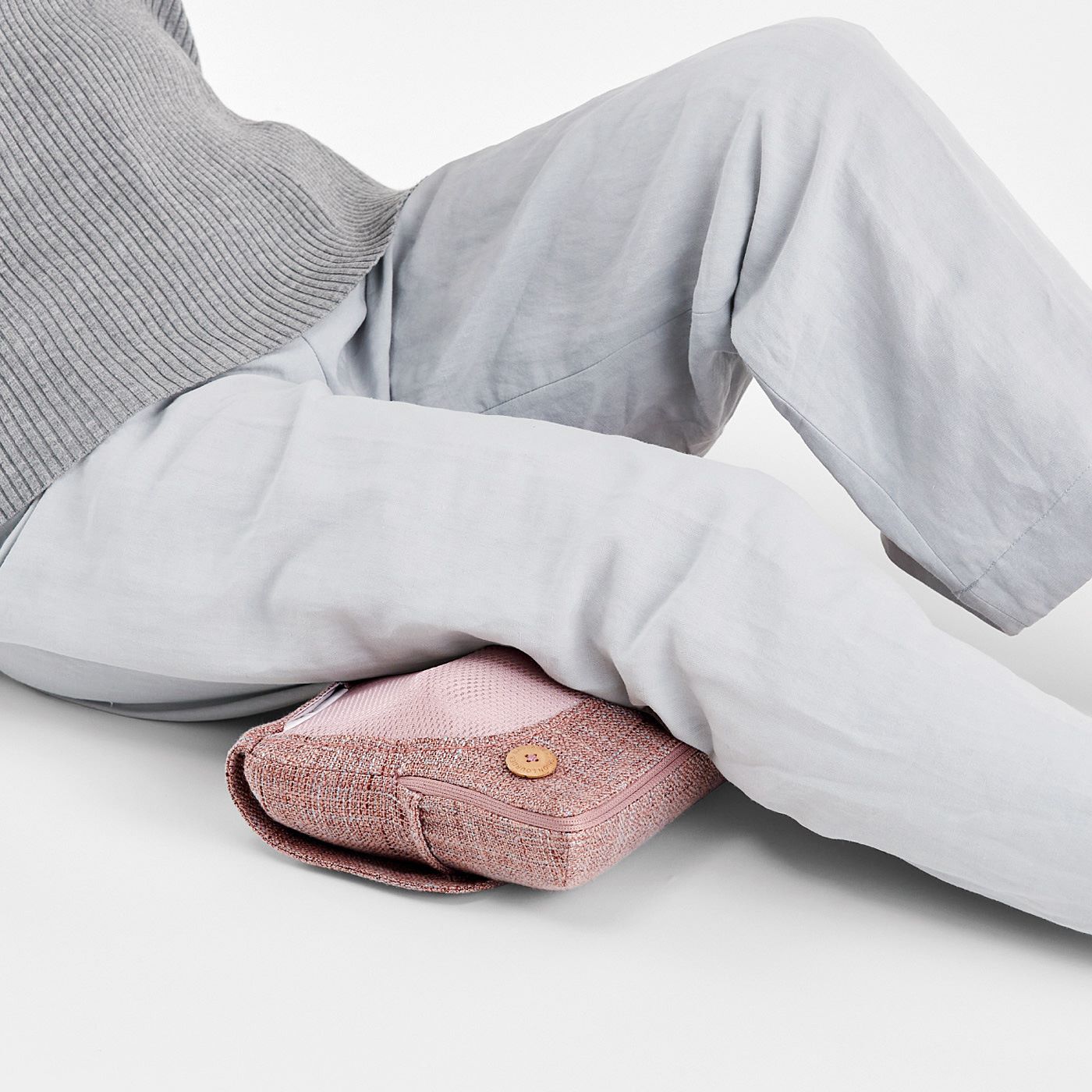 flufeel|コンパクトなのに本格的　全身の凝りをほぐす　マッサージクッションミニ〈ブラック〉|もも裏を心地よくもみほぐす。※写真は〈ピンク〉です。