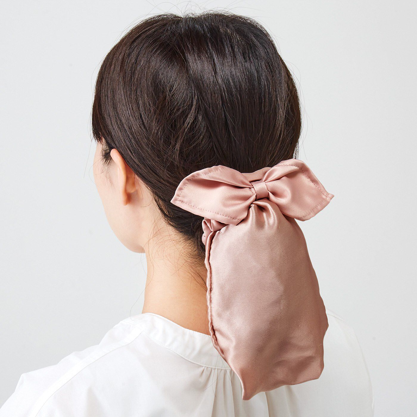 flufeel［フラフィール］|おやすみ中も毛先をシルクで包んでいたわるヘアパジャマ|ミディアムヘアから使えます。おうち時間もかわいらしく髪をいたわり、毛先を守ります。