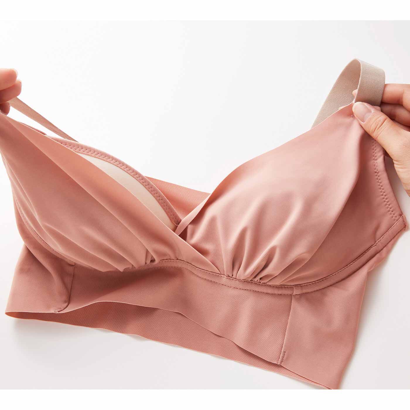 flufeel|肌に溶け込む着け心地 肩までらくな 基礎化粧カシュクールブラの会|胸もとのカシュクールで大きく開いて、着脱がらくちん。