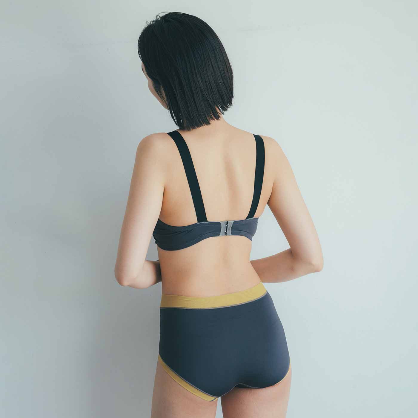 flufeel|エッジの効いた大人配色 幅広ストラップで軽やかに安定 盛らずに整うブラ＆ショーツの会|Back