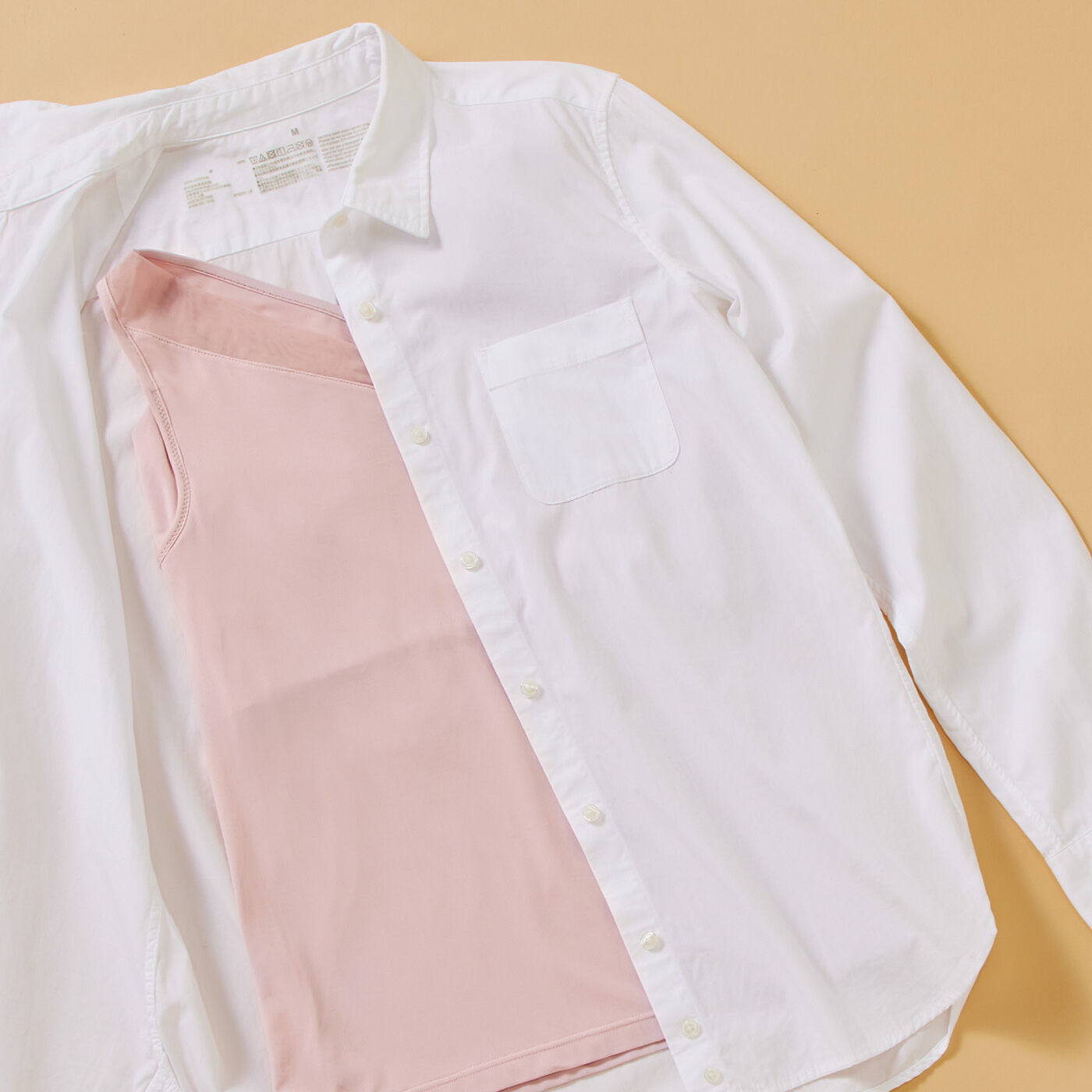 flufeel［フラフィール］|スラっとピン！ スーツ姿を応援する　ヨガ気分×フラットブラタンク〈for work〉の会|透けにくさを追求し、白シャツの着用検証をくり返して採用した、女性らしいコーラル系カラー。