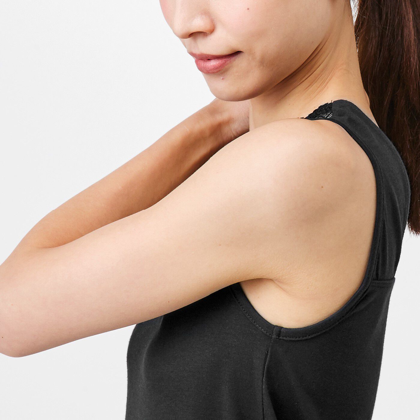 flufeel|ワンピの下はこれ一枚　首もと＆すそレースで決まる　２-WAY綿混インナーワンピース〈4L～6L〉の会|わきの開きを詰めて、ブラのちら見えにも配慮。